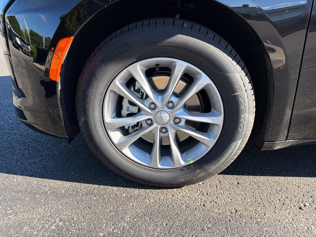 New 2027 Chrysler Pacifica Select FWD image 11