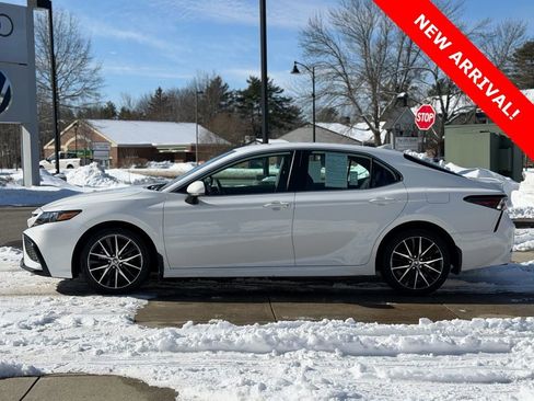 Used 2024 Toyota Camry SE image 15