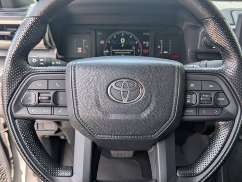 Used 2025 Toyota Tacoma SR5 AWD/4WD image 18