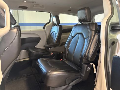 Used 2024 Chrysler Pacifica Touring-L FWD image 18
