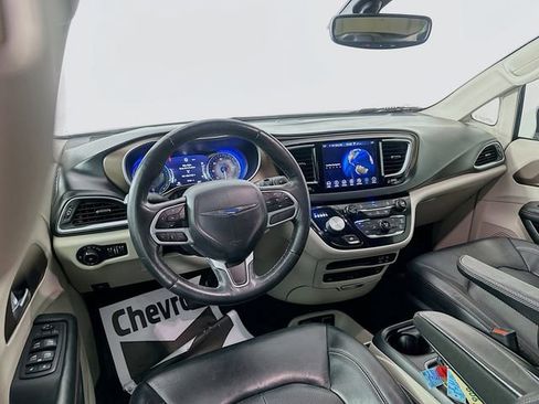 Used 2018 Chrysler Pacifica Touring-L Plus w/ Tire & Wheel Group FWD image 22