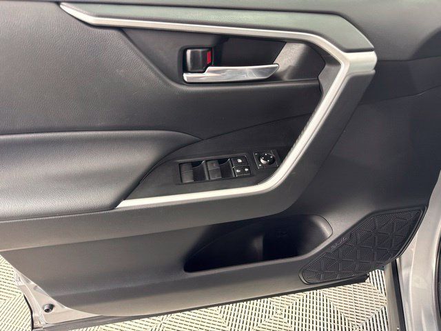Used 2021 Toyota RAV4 XLE AWD/4WD image 15