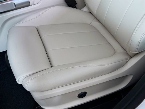 New 2025 Mercedes-Benz GLB 250 4MATIC image 19