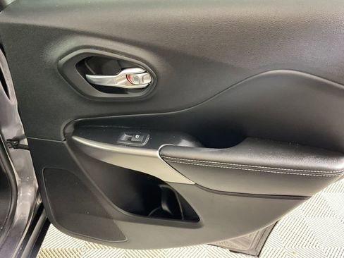 Used 2019 Jeep Cherokee Limited w/ Technology Group image 21