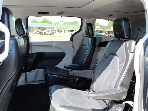 Used 2019 Chrysler Pacifica Limited image 10
