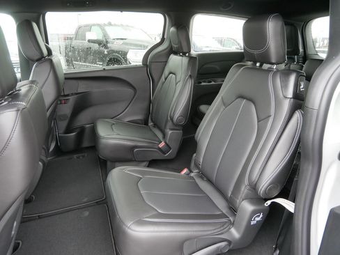 New 2026 Chrysler Voyager LX image 7