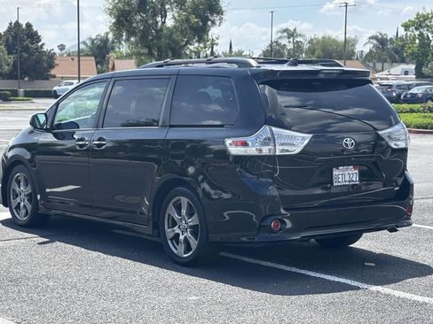 Used 2018 Toyota Sienna SE Premium w/ Carpet Mat Package image 5