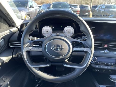 Used 2022 Hyundai Elantra Limited image 14