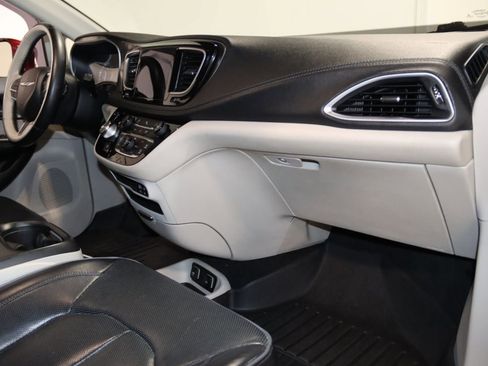 Used 2018 Chrysler Pacifica Limited FWD image 56