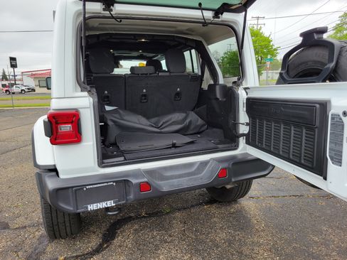 Used 2025 Jeep Wrangler Unlimited Sahara AWD/4WD image 20