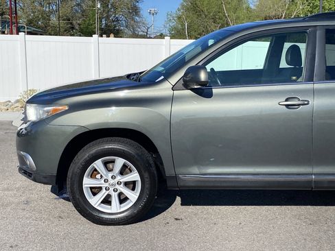 Used 2012 Toyota Highlander SE w/ Tow Pkg image 2