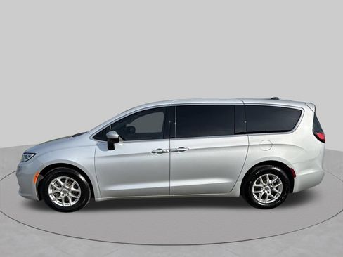 Used 2023 Chrysler Pacifica Touring-L FWD image 4