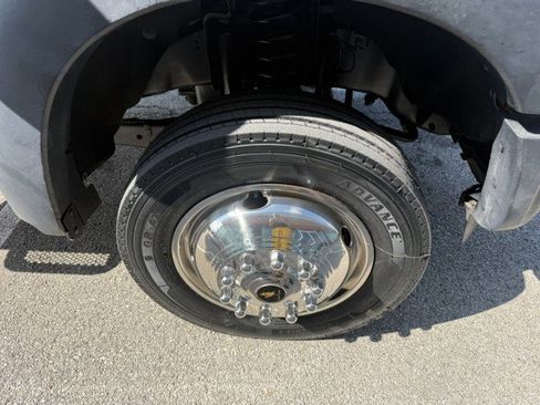 Used 2015 Ford F550 4x4 Regular Cab Super Duty image 13