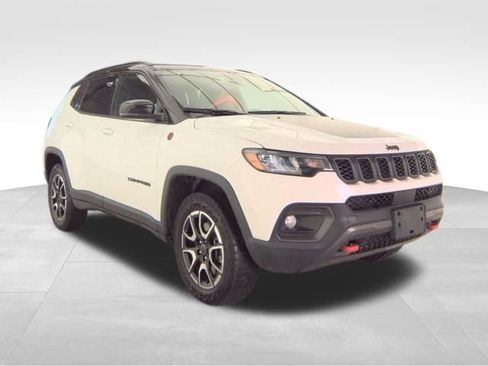 Used 2025 Jeep Compass Trailhawk image 4