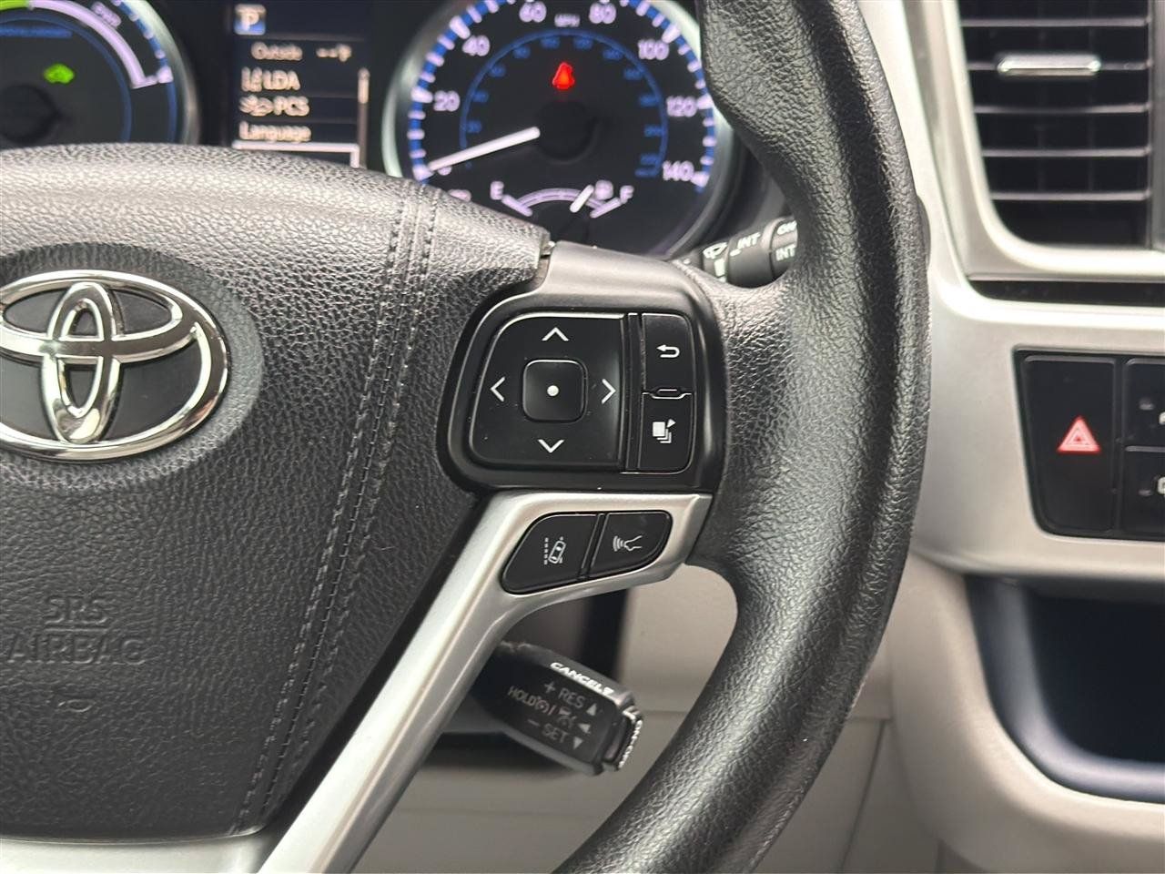 Used 2017 Toyota Highlander LE AWD/4WD image 25