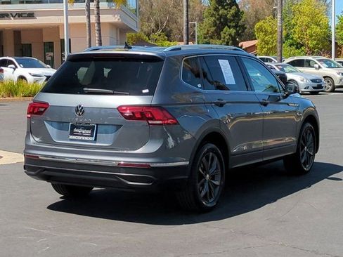 Used 2022 Volkswagen Tiguan SE w/ Panoramic Sunroof Package FWD image 5