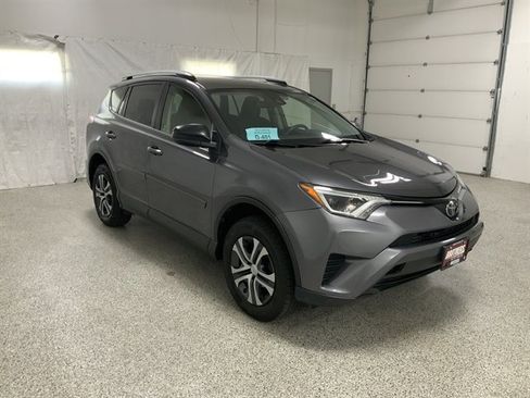 Used 2017 Toyota RAV4 LE AWD/4WD image 4