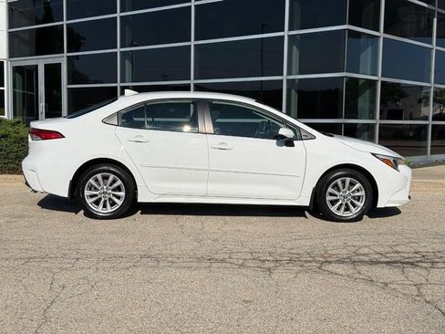 Used 2024 Toyota Corolla LE w/ LE Convenience Package FWD image 2