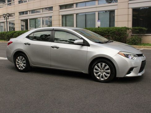 Used 2015 Toyota Corolla LE FWD image 2