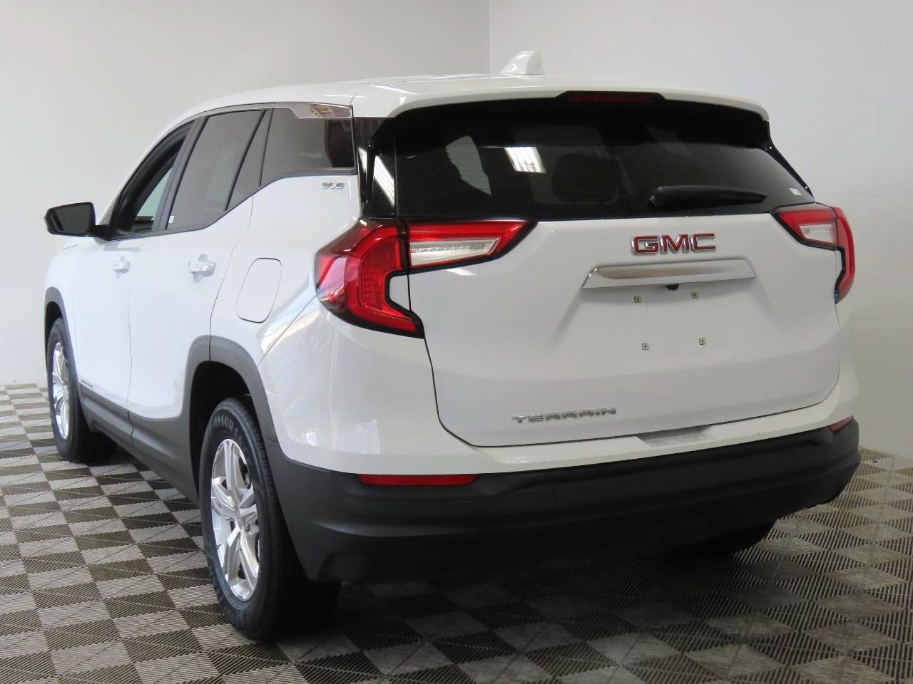 Used 2024 GMC Terrain SLE FWD image 3