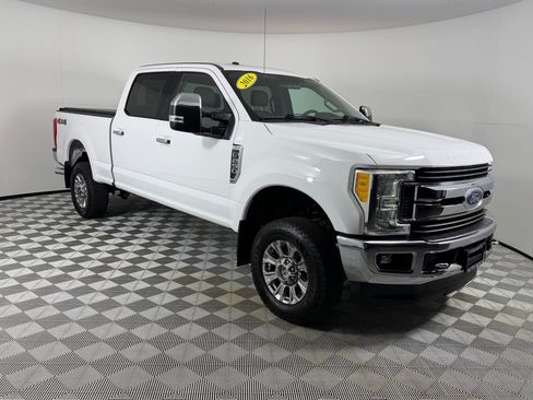 Used 2017 Ford F250 XLT w/ XLT Premium Package AWD/4WD image 4