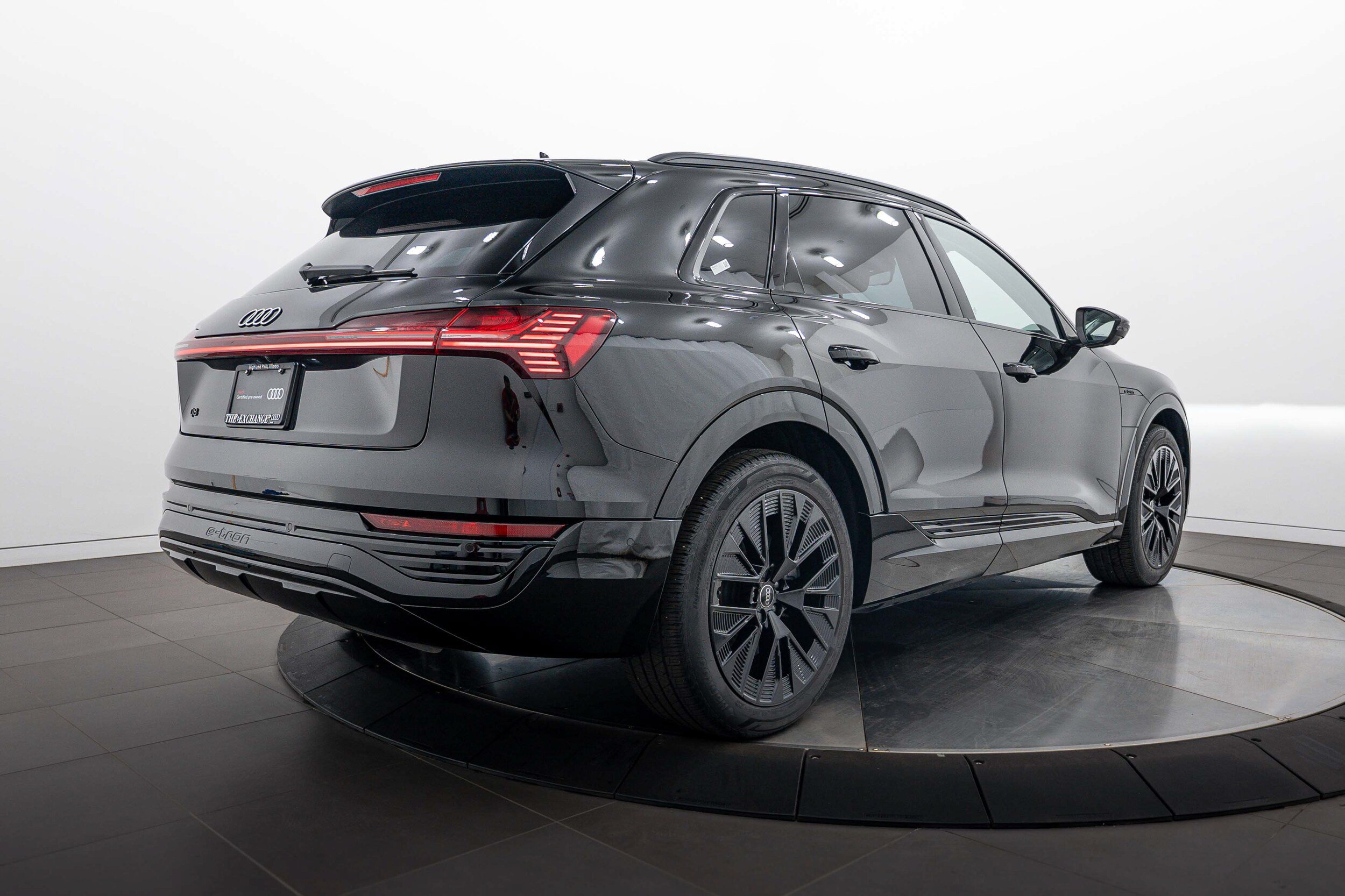 Used 2024 Audi Q8 e-tron Prestige AWD/4WD image 4