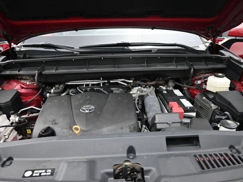 Used 2022 Toyota Highlander XLE AWD/4WD image 23