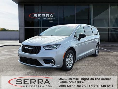 Used 2024 Chrysler Pacifica Touring-L FWD image 1