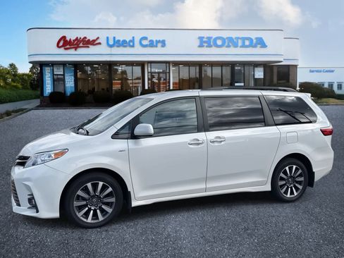 Used 2020 Toyota Sienna XLE image 2