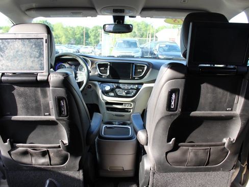 Used 2018 Chrysler Pacifica Touring-L Plus image 35