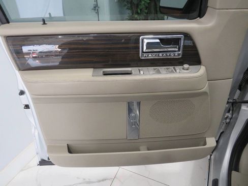Used 2010 Lincoln Navigator 4WD image 25