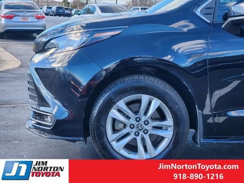 Used 2023 Toyota Sienna XLE Woodland Edition image 9