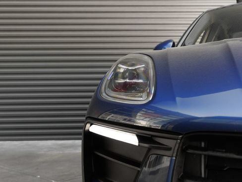 Certified 2025 Porsche Macan AWD/4WD image 38