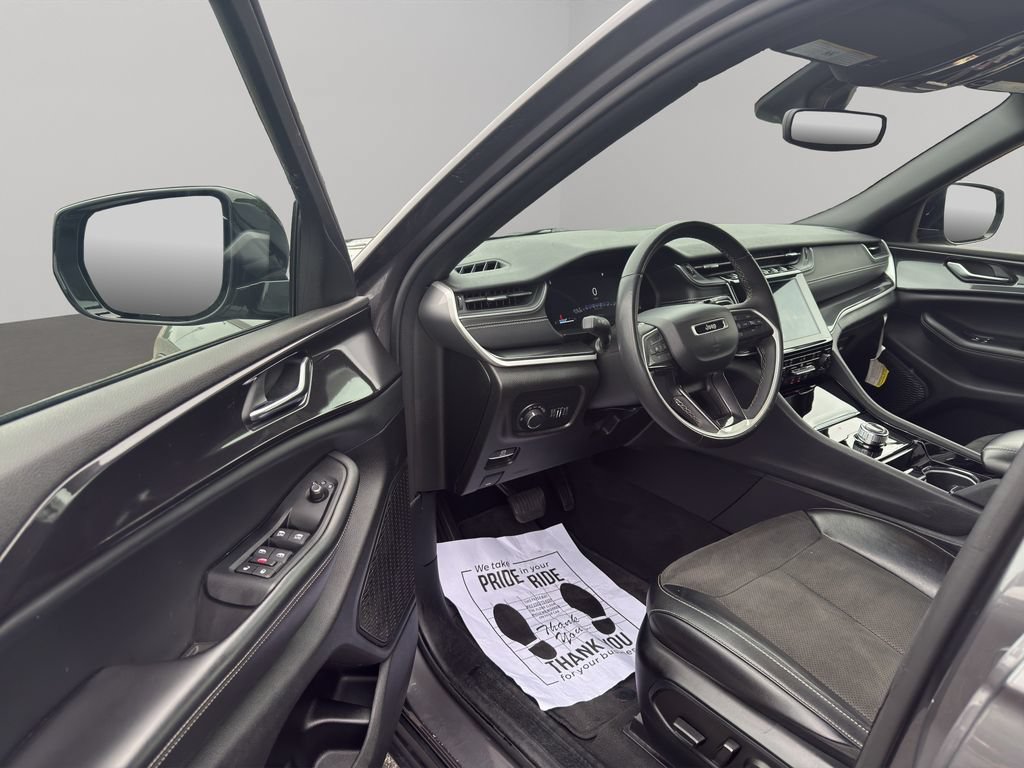 Used 2023 Jeep Grand Cherokee Altitude AWD/4WD image 6