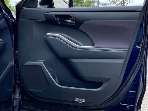 Used 2021 Toyota Highlander L image 22