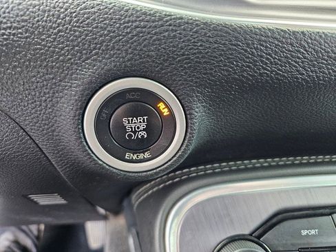 Used 2015 Dodge Challenger SXT image 29