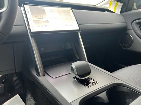 Used 2025 Land Rover Discovery Sport S image 9