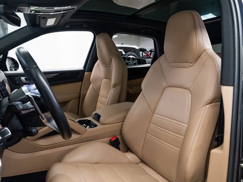 Used 2023 Porsche Cayenne image 18