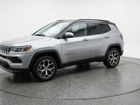 Used 2025 Jeep Compass Limited AWD/4WD image 2