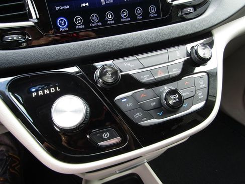 Used 2017 Chrysler Pacifica Touring-L image 19