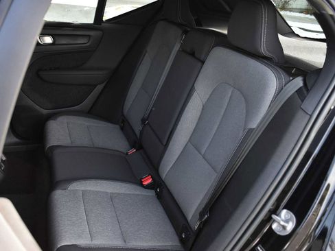 Used 2025 Volvo XC40 B5 Core image 12