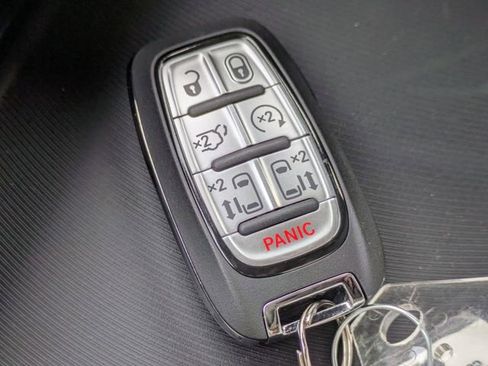 New 2026 Chrysler Pacifica Select image 36