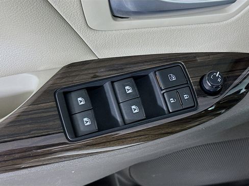 Used 2015 Toyota Sienna XLE image 15