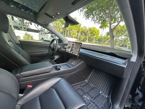 Used 2021 Tesla Model Y Long Range AWD/4WD image 35