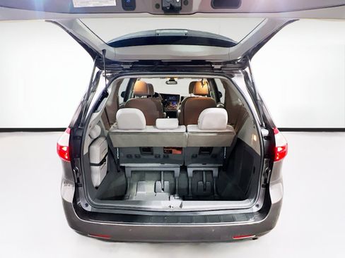 Used 2019 Toyota Sienna XLE w/ XLE Navigation Package FWD image 20