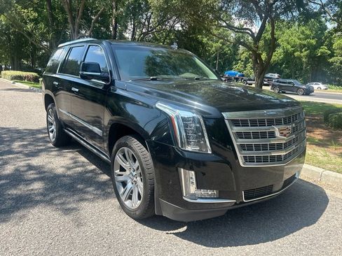 Used 2017 Cadillac Escalade Premium Luxury RWD image 4