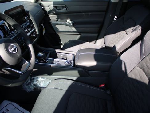 New 2025 Nissan Pathfinder SV image 9