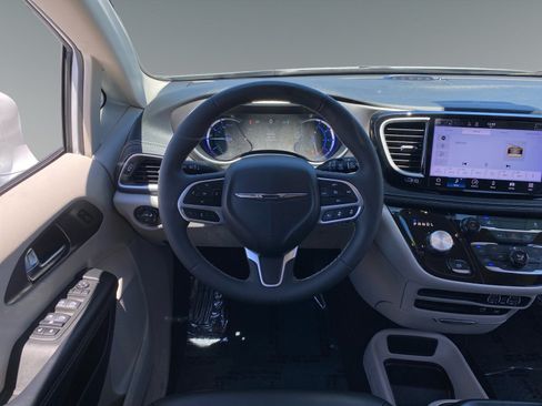 Used 2022 Chrysler Pacifica Touring-L FWD image 12