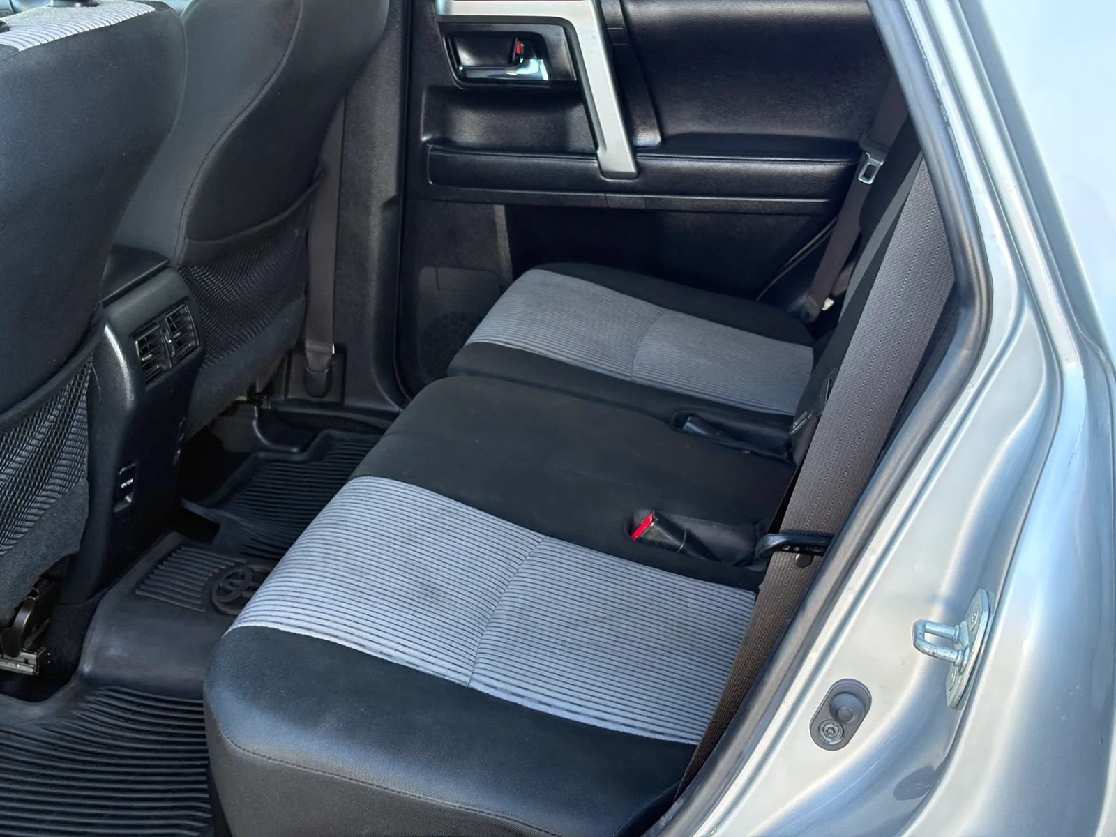 Used 2018 Toyota 4Runner SR5 AWD/4WD image 10