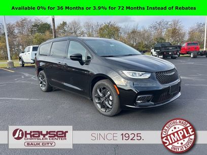 New 2026 Chrysler Pacifica Limited w/ S Appearance Package